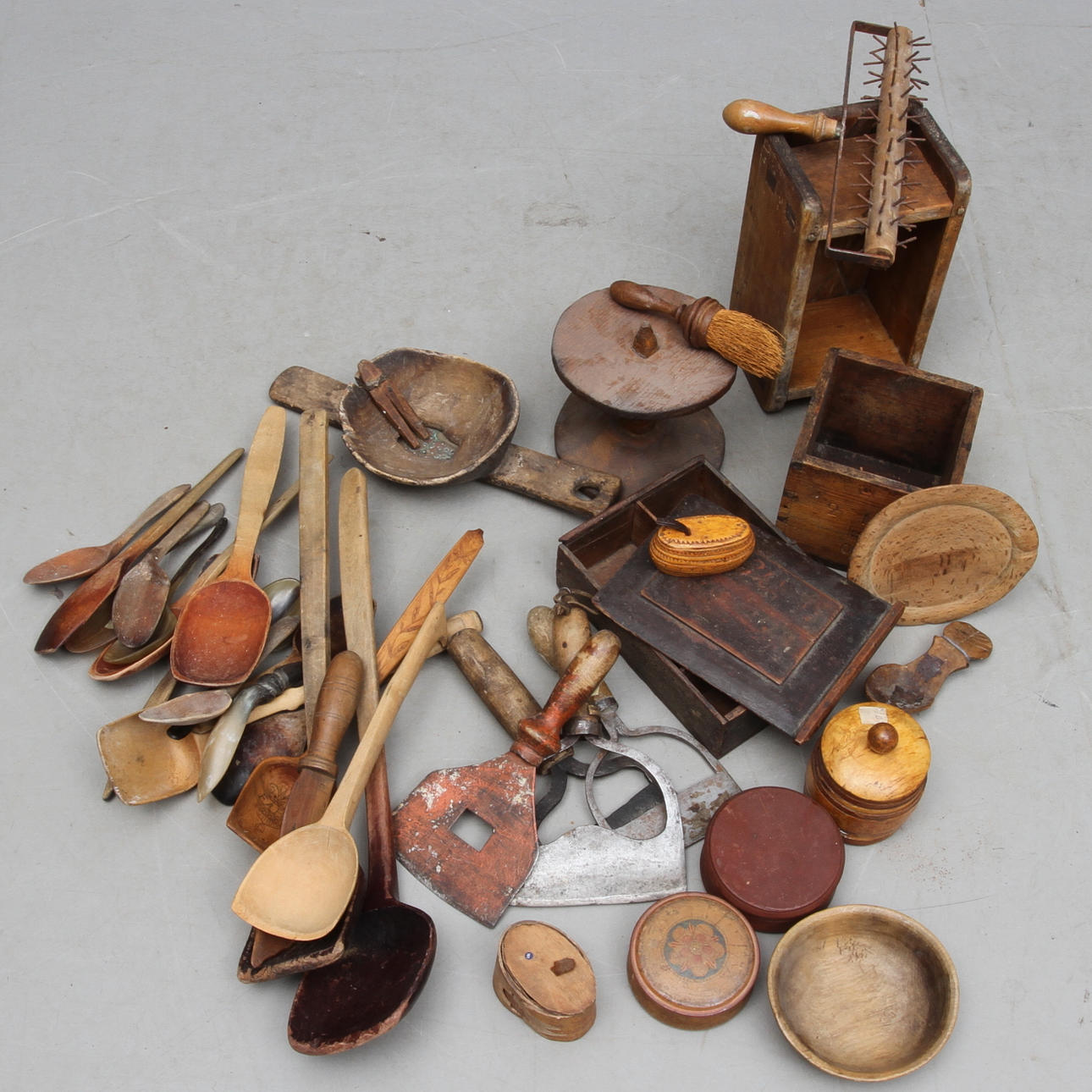 SLEVAR, KRYDDSKRIN, DOSOR MED MERA, trä, allmoge, 1800/1900-tal.