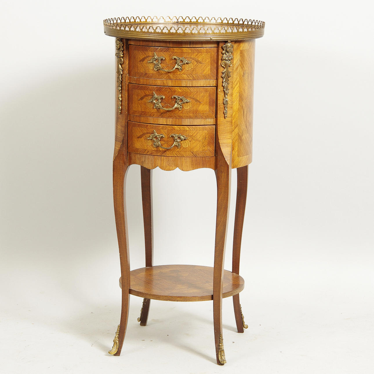 BYRÅ, 3-lådig, mahogny med intarsia/bronser, rokokostil.