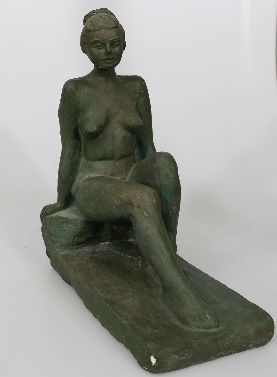 OIDENTIFIERAD KONSTNÄR. Skulptur, gips, Sittande kvinna, signerad.