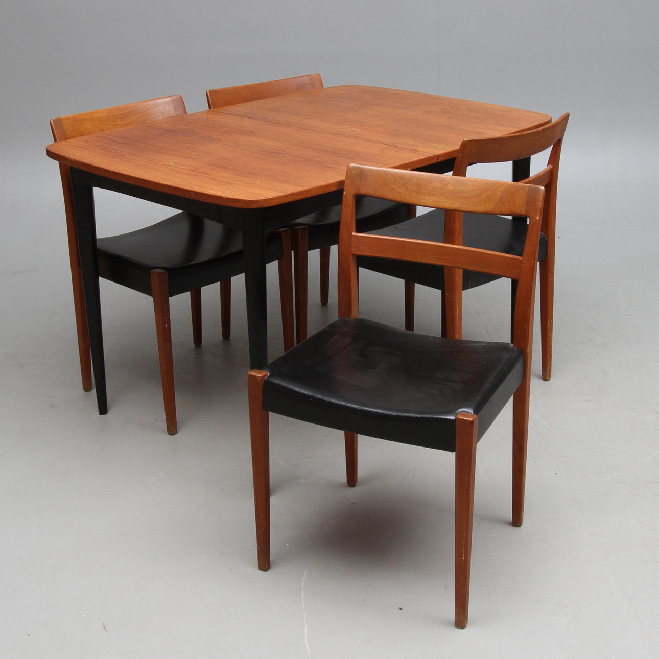 MATBORD omärkt samt STOLAR 4 st "Garmi" Troeds, 1900-talets andra hälft.