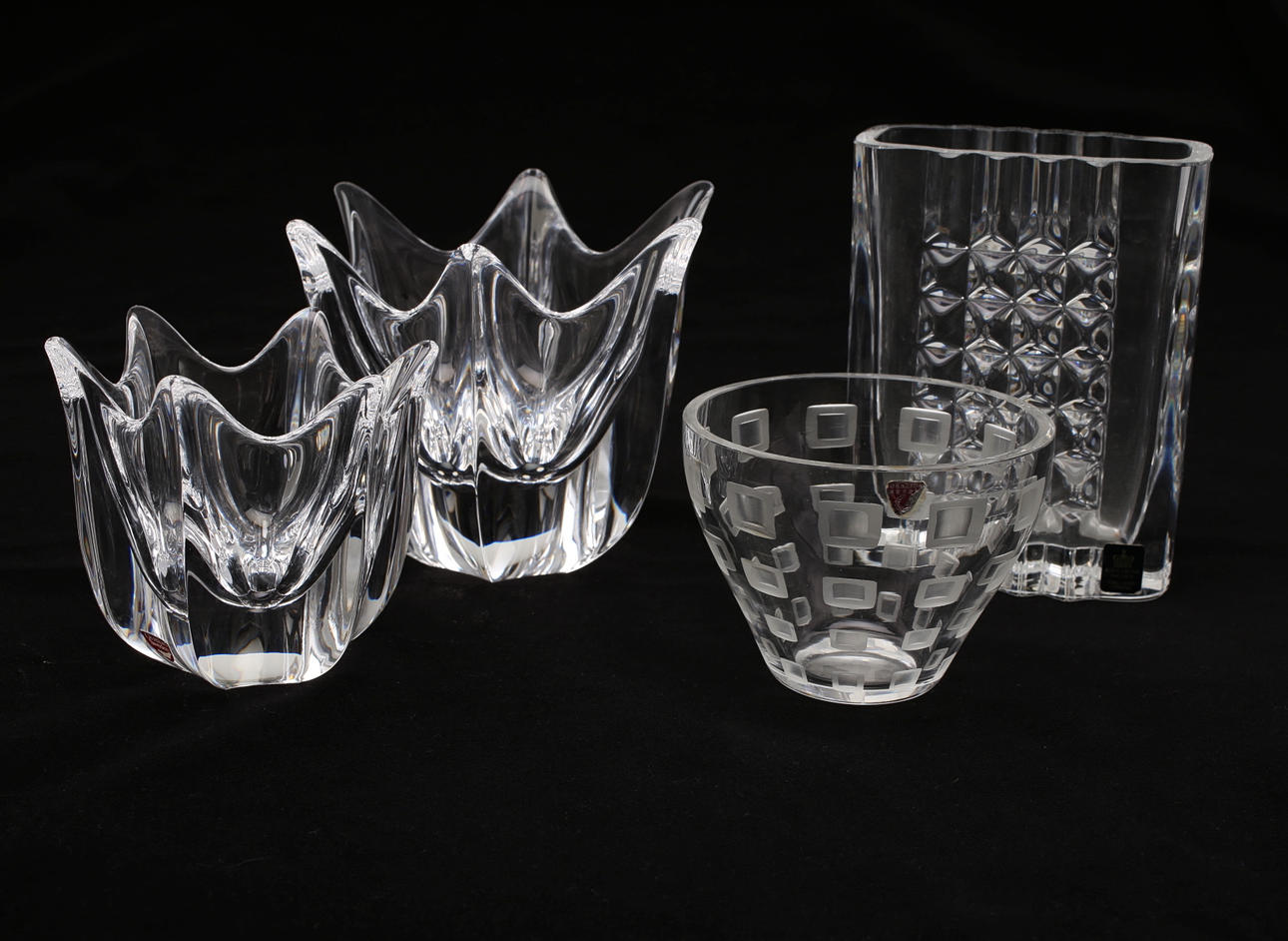 GLASFÖREMÅL, Orrefors 3 st och skål Ingeborg Lundin, vas Edenfalk.