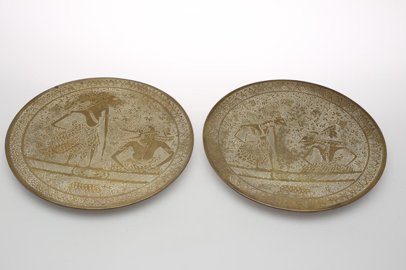 MÄSSINGSFAT, 2 st. Etsad dekor 1800-tal.