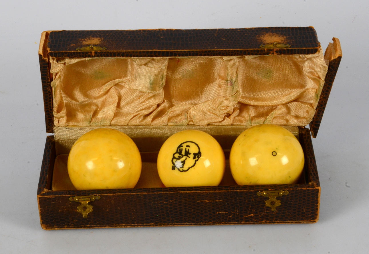 BILJARDKULOR, 3-stycken i originalask, tidigt 1900-tal.