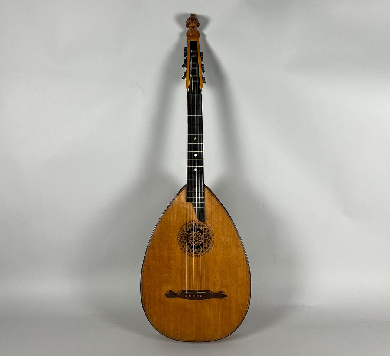 GUITAR LUTE.