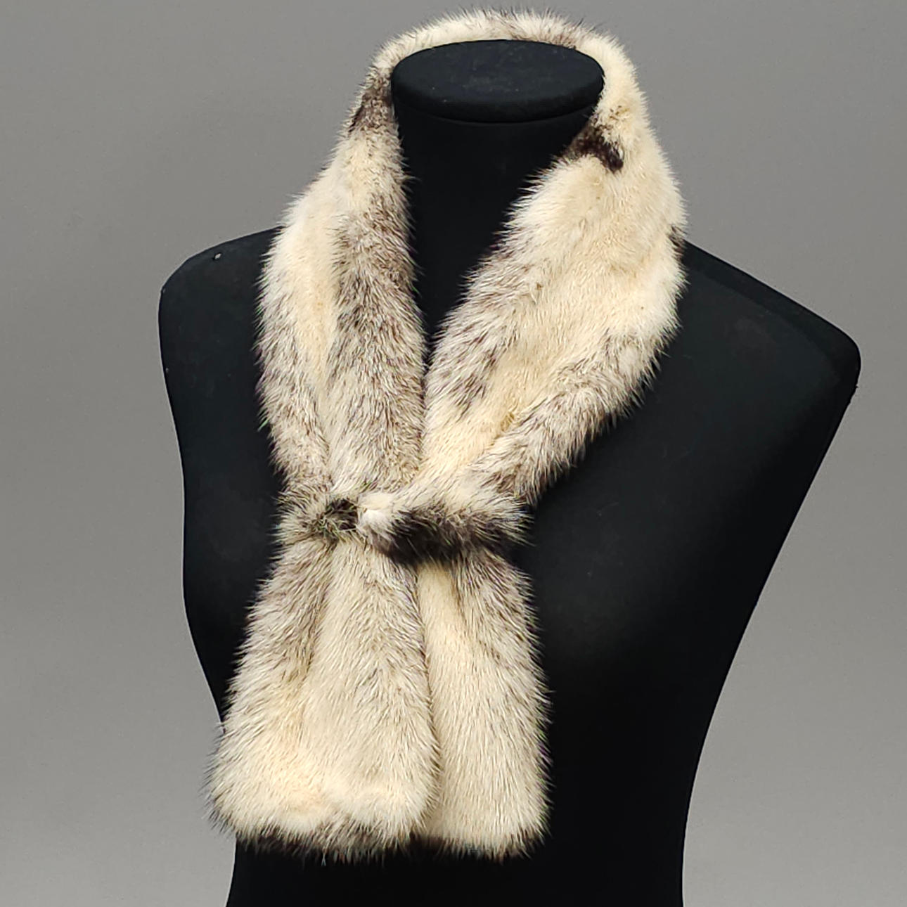 KRAWATTENSCHAL AUS SCHWARZ-WEISSEM NERZ.