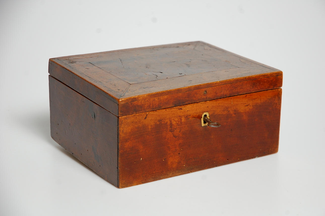 SKRIN, med rotfanér 1800-talets början.