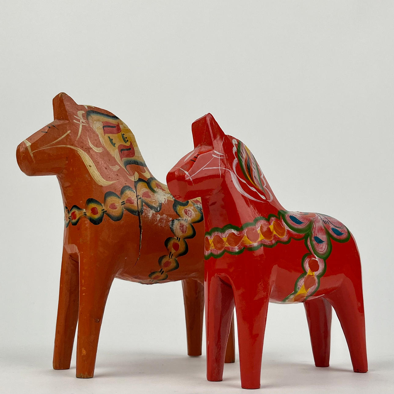 DALAHÄSTAR, 2 st, trä, 1900-tal.