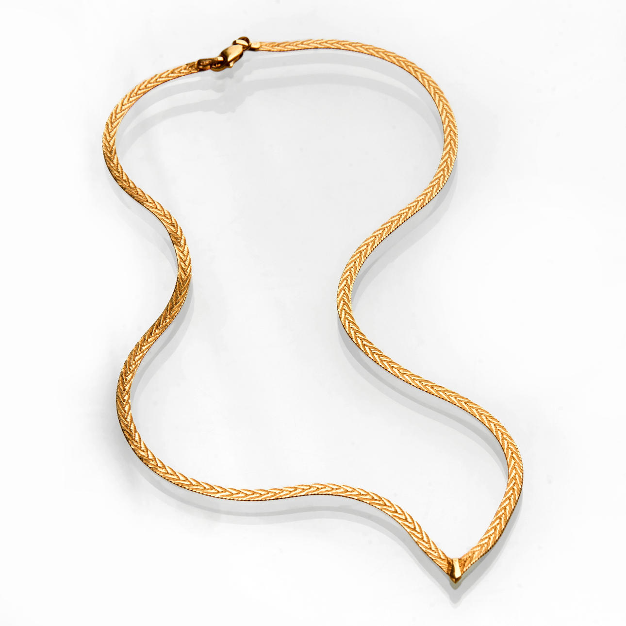 COLLIER, 18 k guld, V-format med fiskbensmönster.