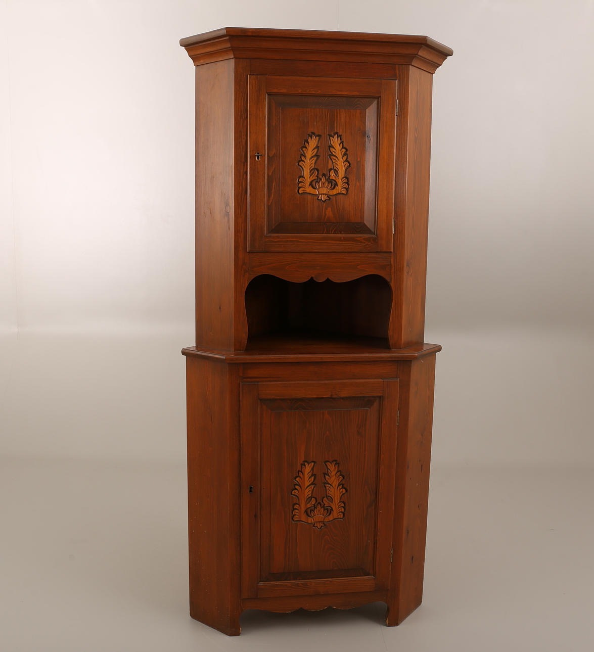 HÖRNSKÅP, furu med skuren blomsterdekor, 1950-tal.