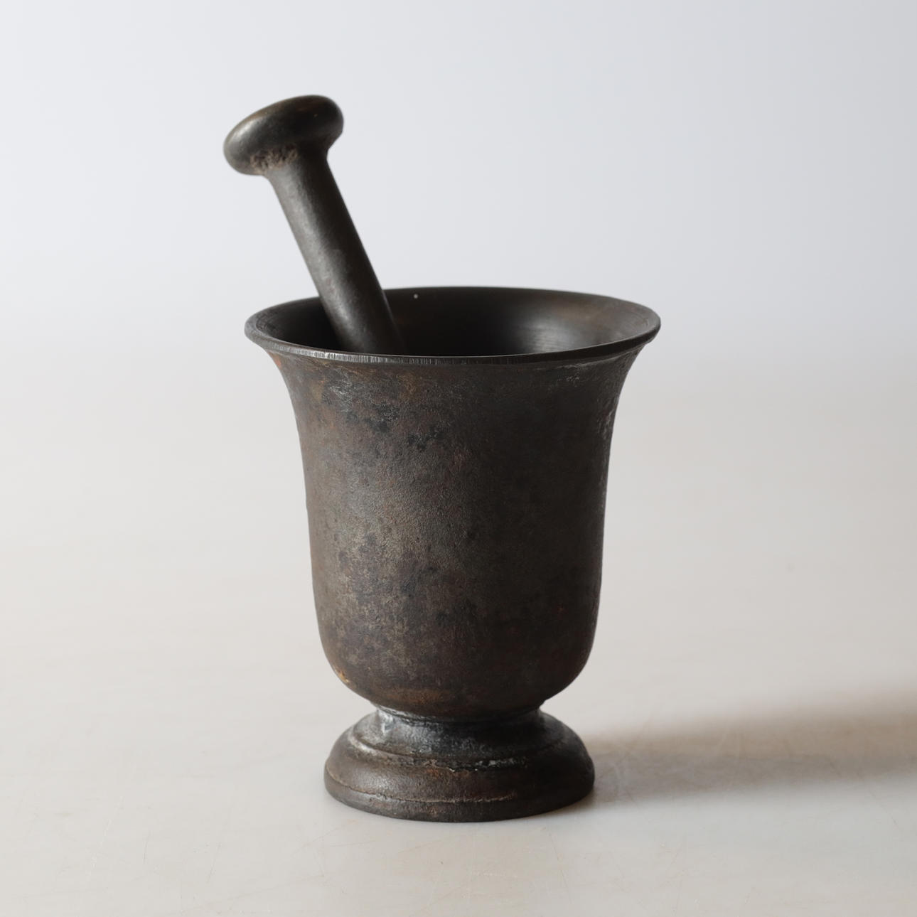 MORTEL med STÖT, gjutjärn.