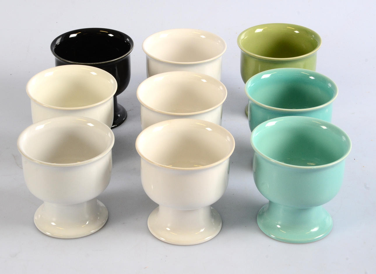 SIGNE PERSSON MELIN. SKÅLAR PÅ FOT, 9 stycken, porslin, Boda Nova.