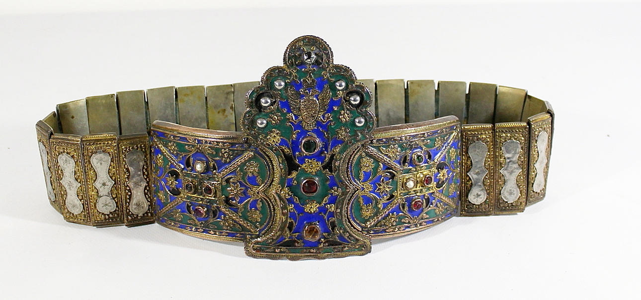 BÄLTE, Sydryskt bälte från runt 1900. Underhaltigt silver.