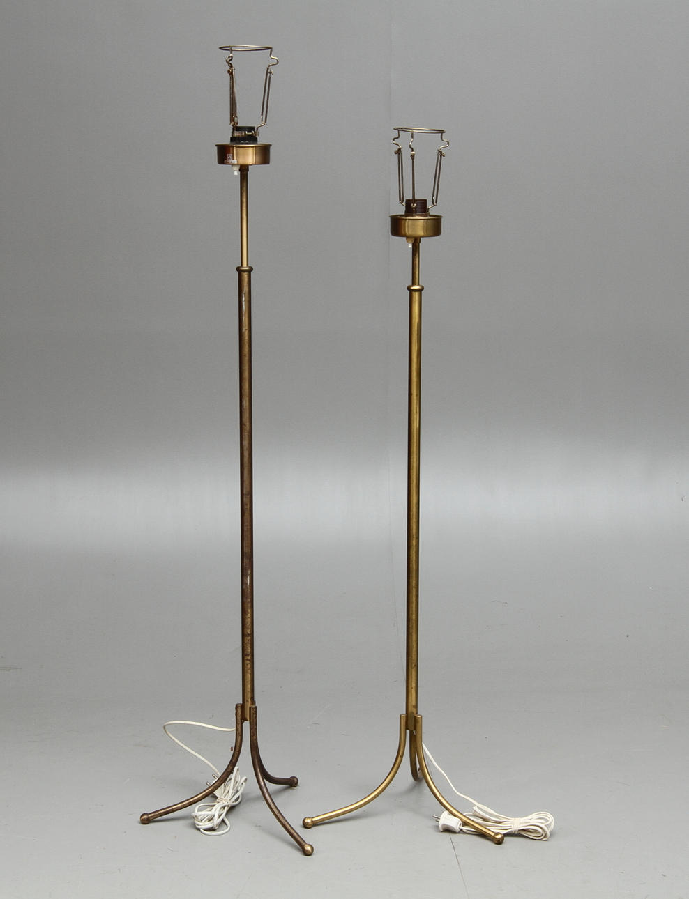 GOLVLAMPOR 2 st, mässing, modell 2326, Josef Frank, Firma Svenskt Tenn.