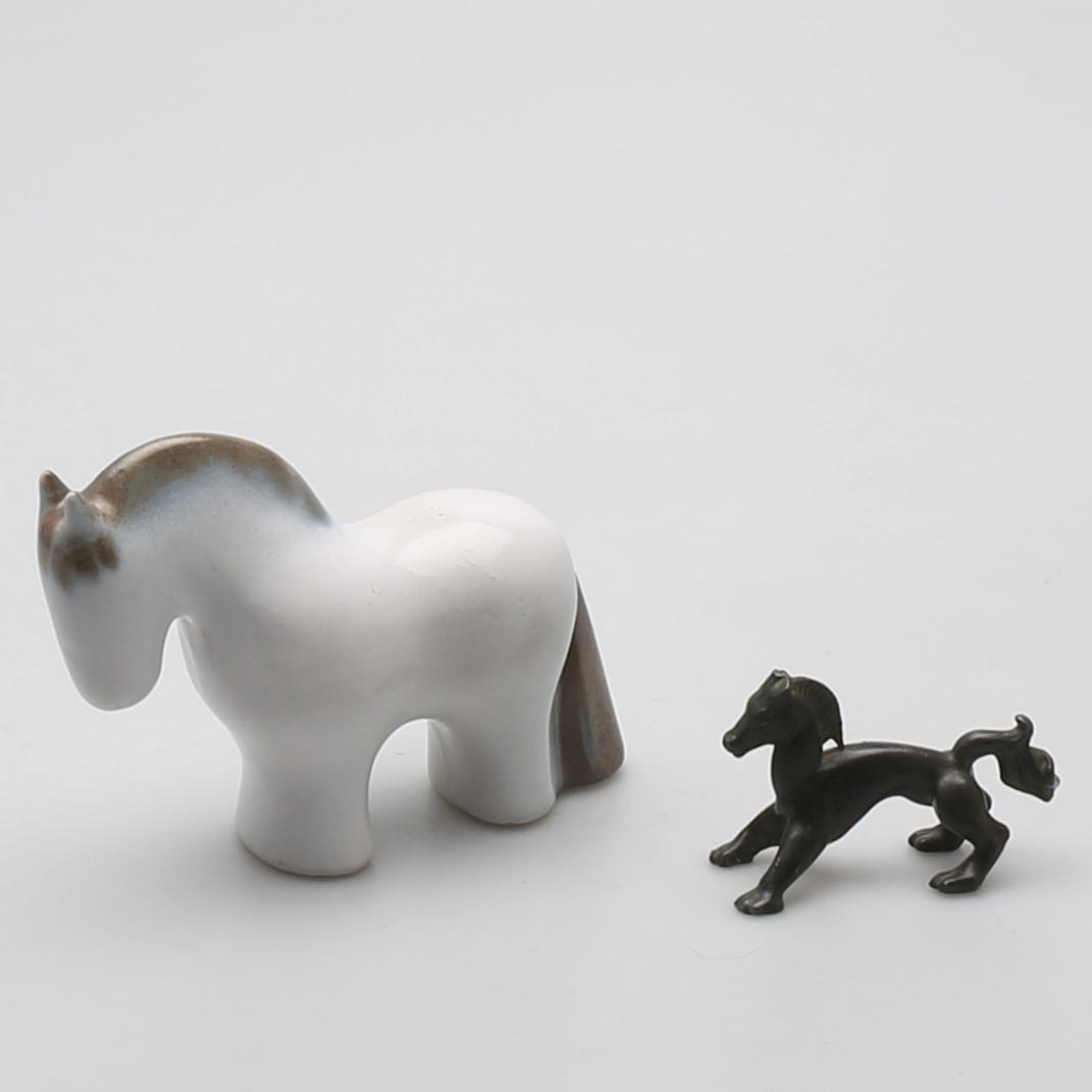 HÄSTAR i stengods och brons, EGO, Lidköping samt Just Andersen.