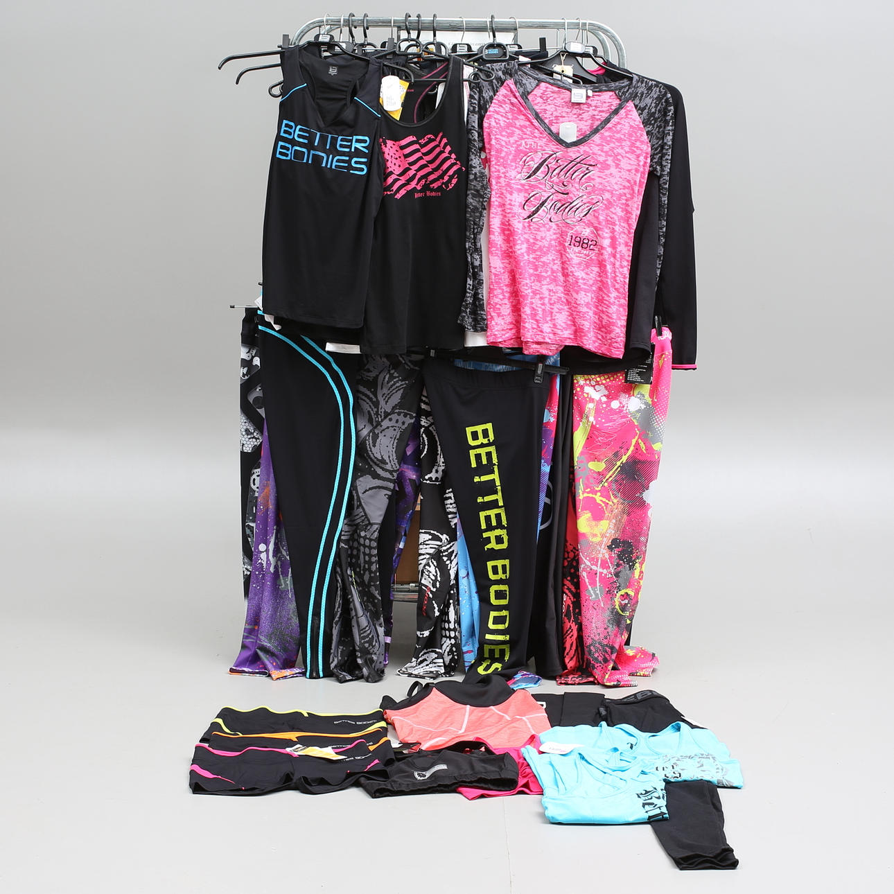 DAMKLÄDER, sport, ca 32 st, storlek L.