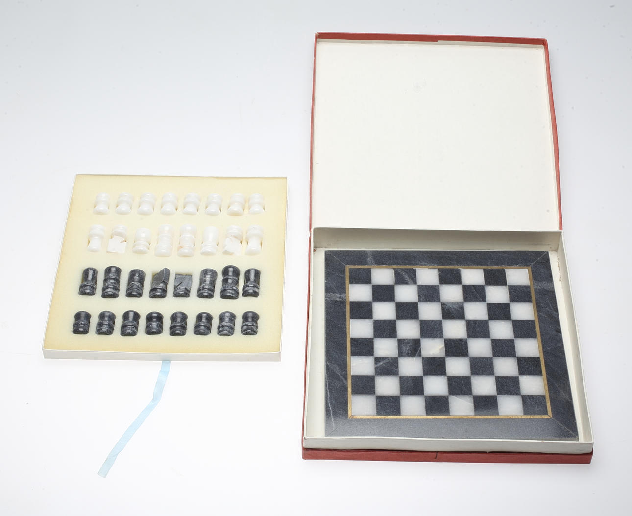 SCHACKSPEL, marmor, med 32 pjäser, 1900-tal.