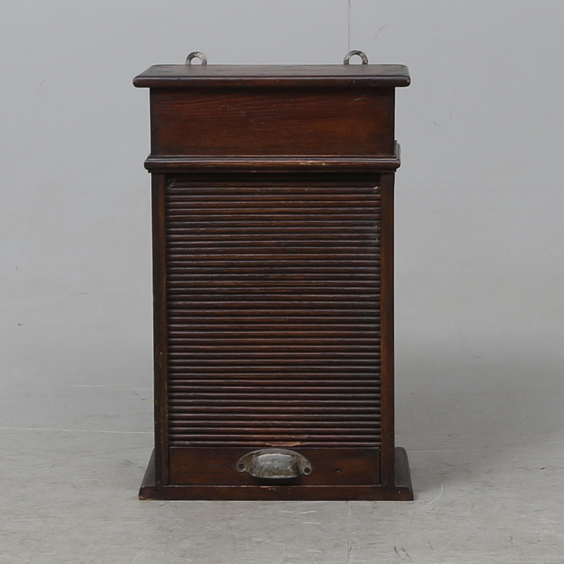 VÄGGSKÅP med jalusi, 1900-talets första hälft.