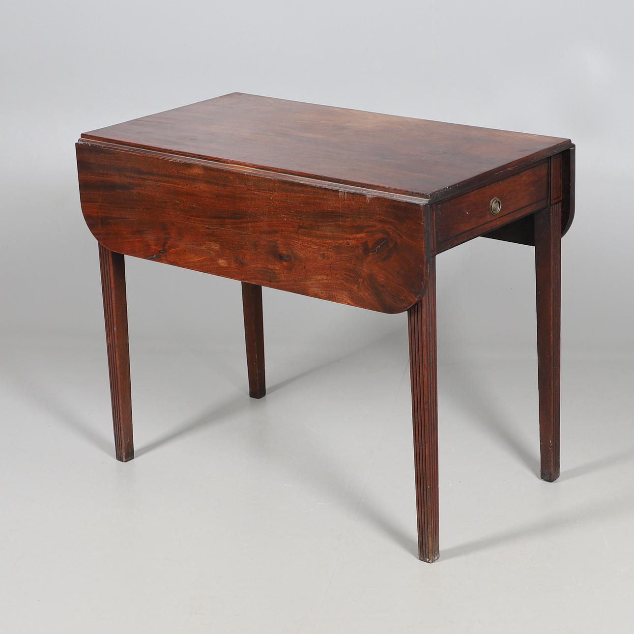 ETT MAHOGNY DUBBELKLAFFBORD.