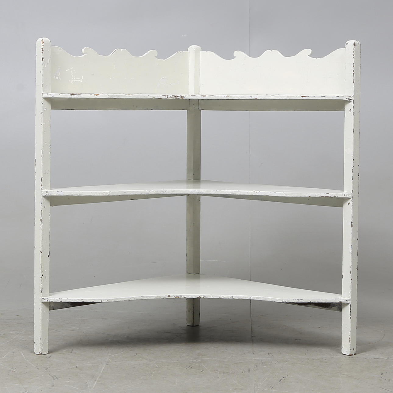 HÖRNHYLLA, vitmålad. 1900-talets första hälft.