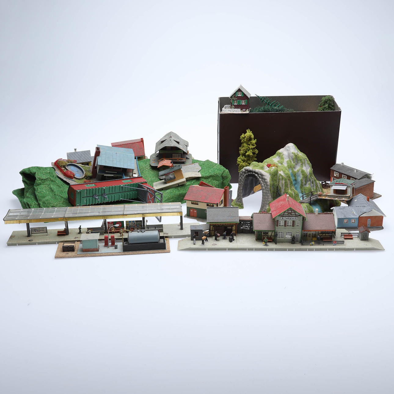 MODEL TRAIN ACCESSORIES, 14 pieces, including Faller, Germany.