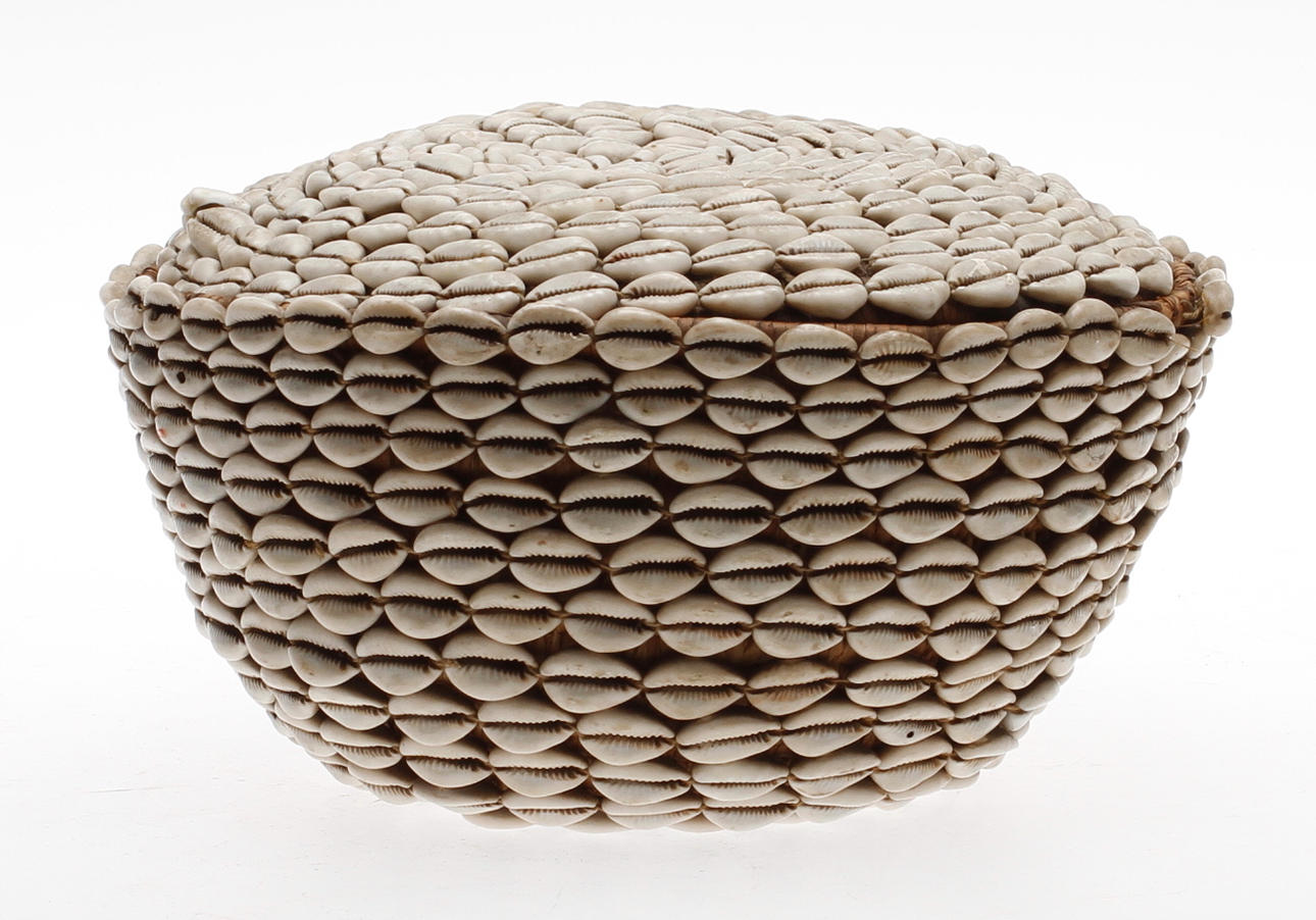 Korg med lock. Klädd med Khari-snäckor.