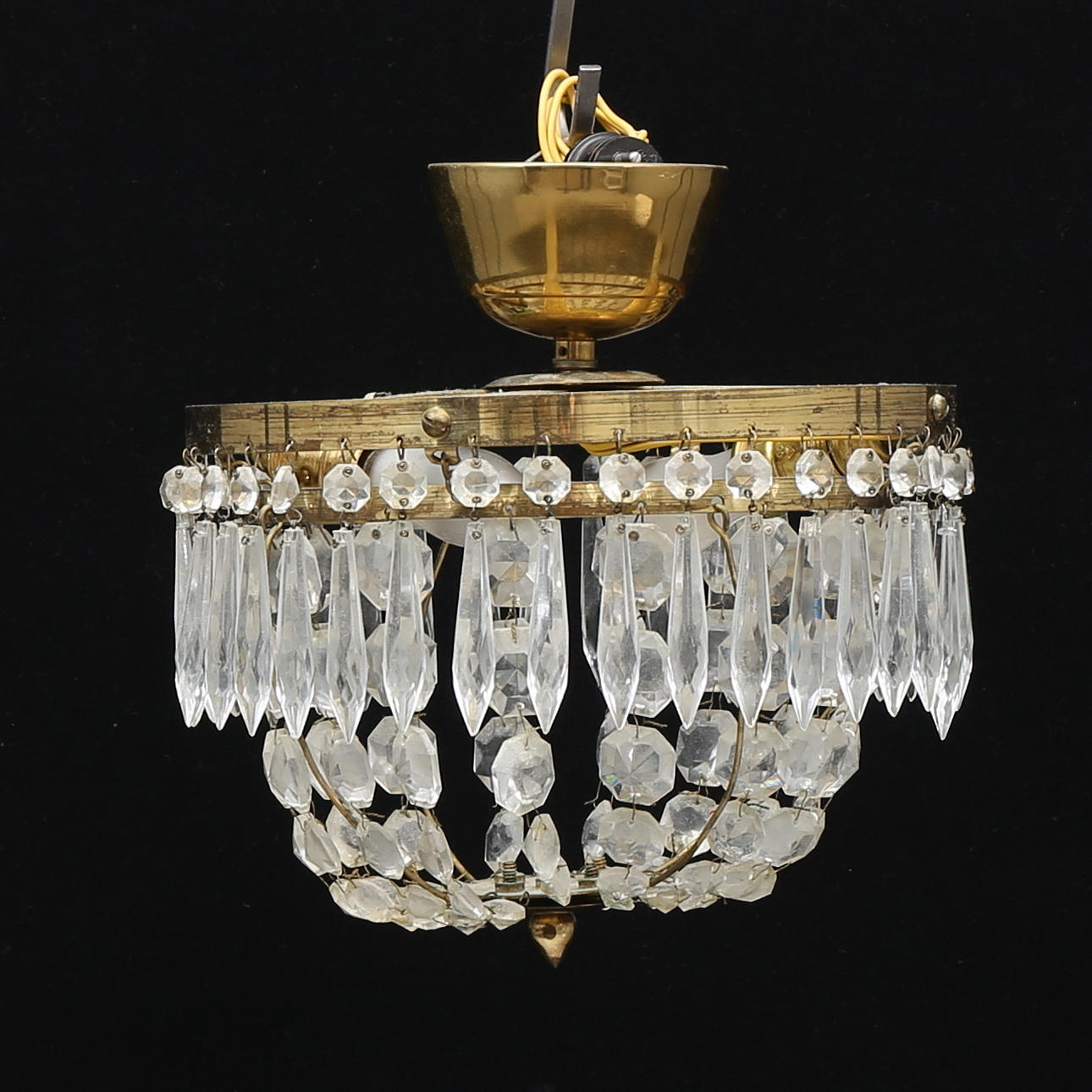 TAKLAMPA, med prismor, total höjd 25 cm, 1900-talets första hälft.