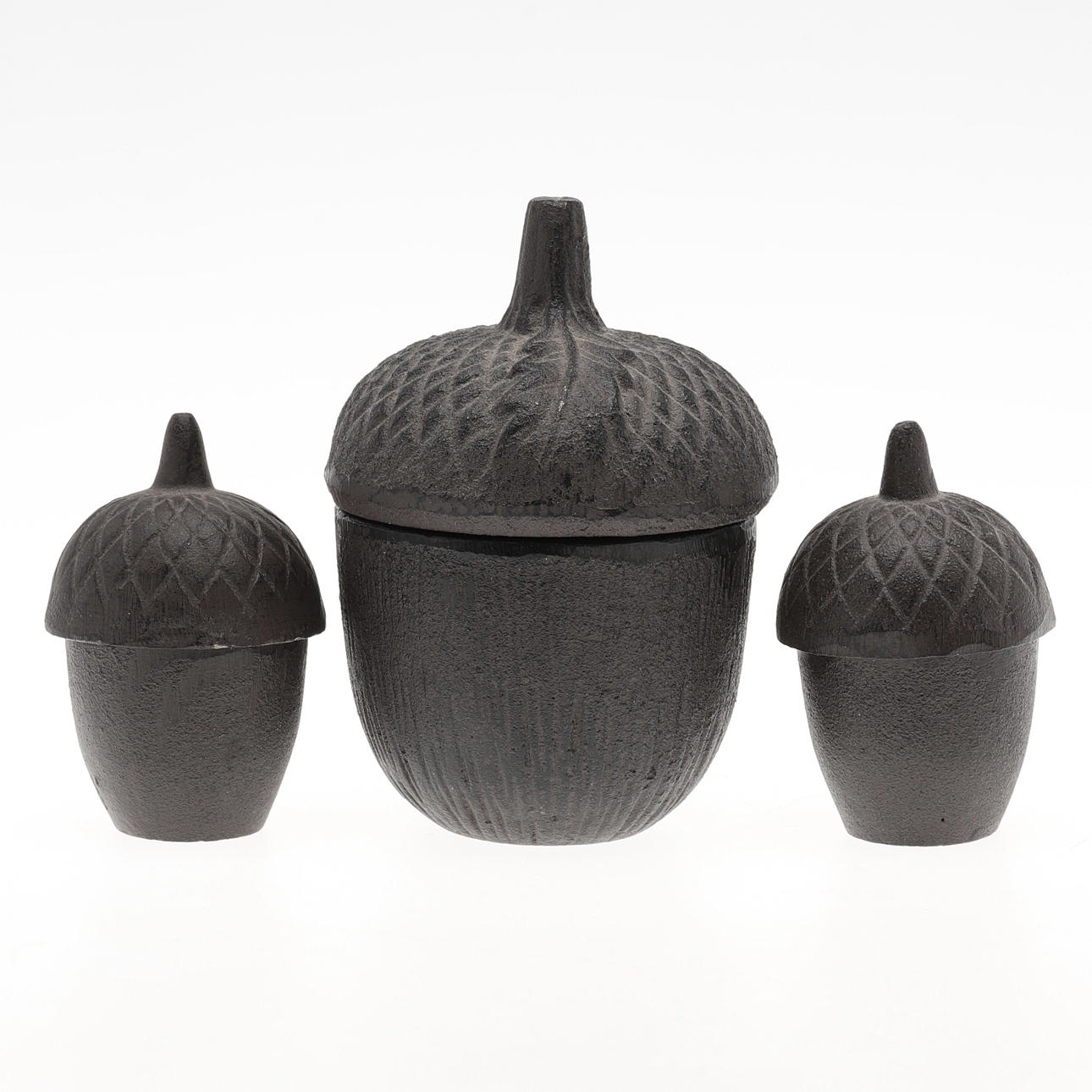 LOCKBURKAR, 3 st. gjutjärn, form av ekollon, 1900-tal.