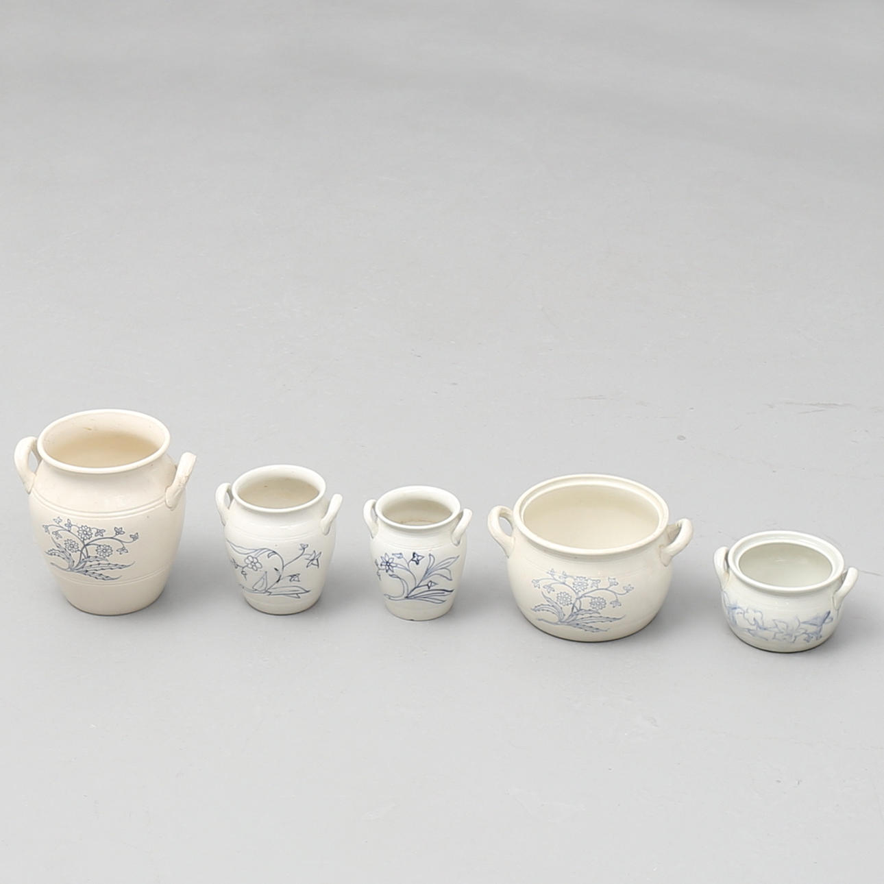 KRUS, 5 st. Vitglaserad stenmassa. Gustafsberg och Göteborg, 1900-talets början.