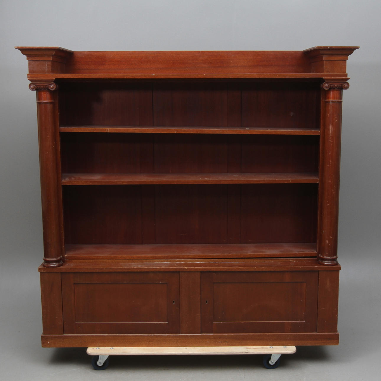 BOKHYLLA, med skåpsdel, empirestil, 1900-talet första hälft.