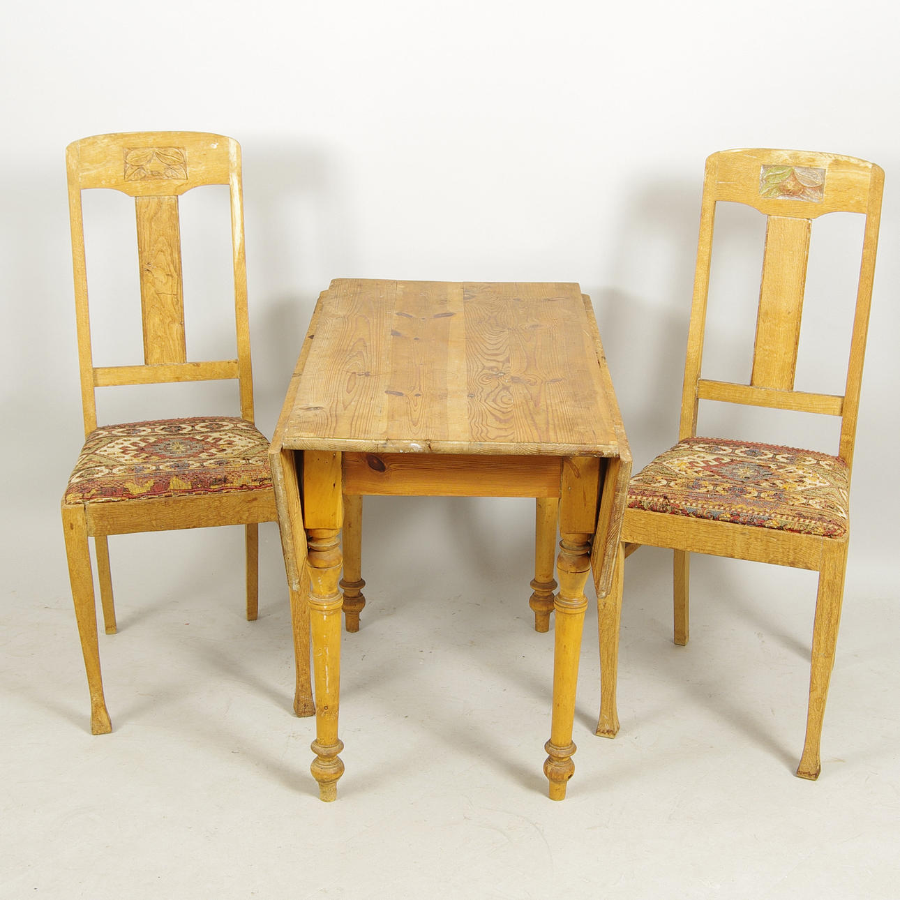 KLAFFBORD SAMT 2 STOLAR, fur/ek, bordet sent 1800-tal, stolarna jugend.