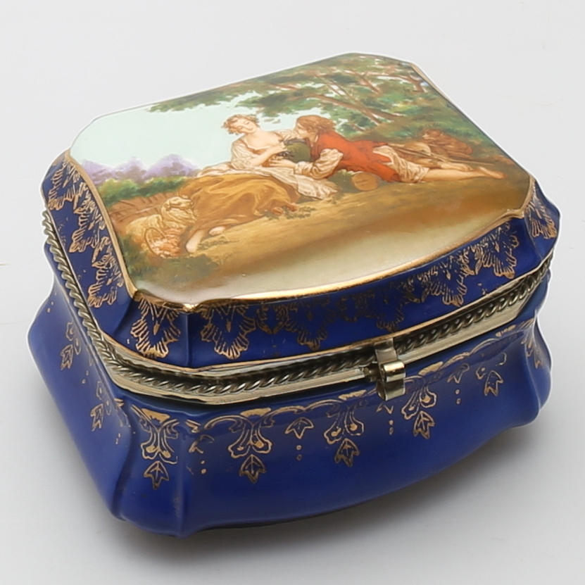 ASK MED LOCK, porslin. Centraleuropa 1900-talets mitt.