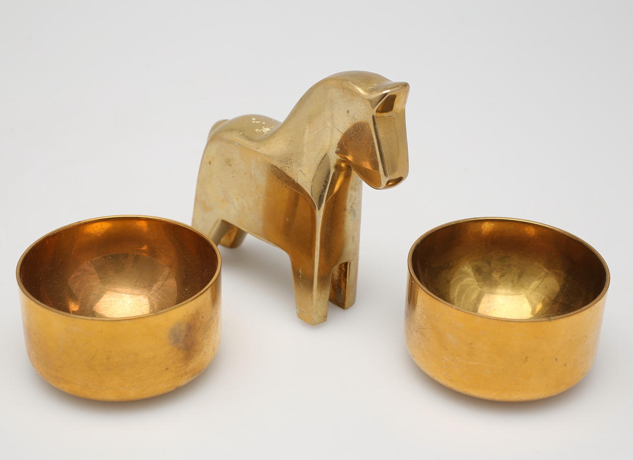 SUPKOPPAR, 2 st. Pierre Forsell och HÄST Lotta Horn för Rejmyre Mässingsbruk.