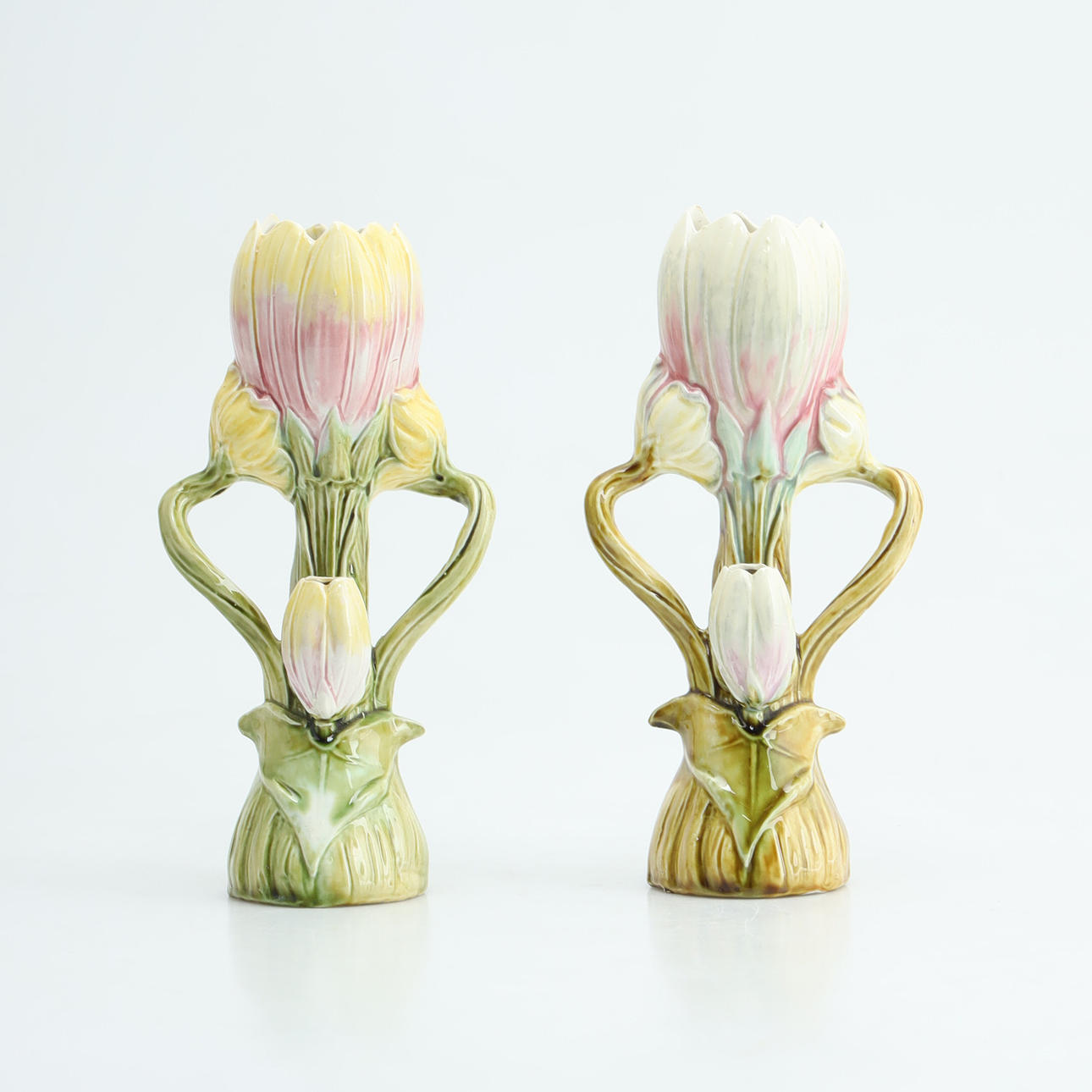 Ein Paar Majolika-Vasen, Jugendstil, um 1900.