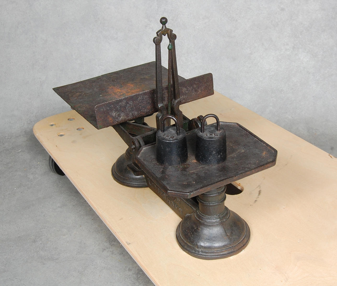 VÅG, gjutjärn, 1800-tal, märkt J.Nielsen, Kjöbenhavn.