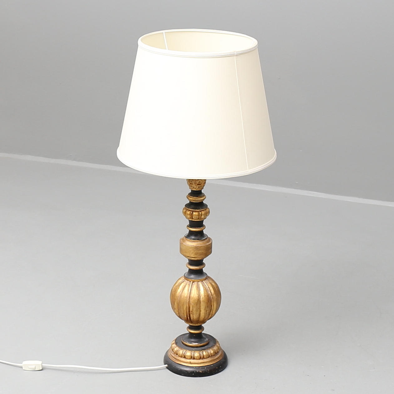 BORDSLAMPA, trä, av nyare tillverkning.