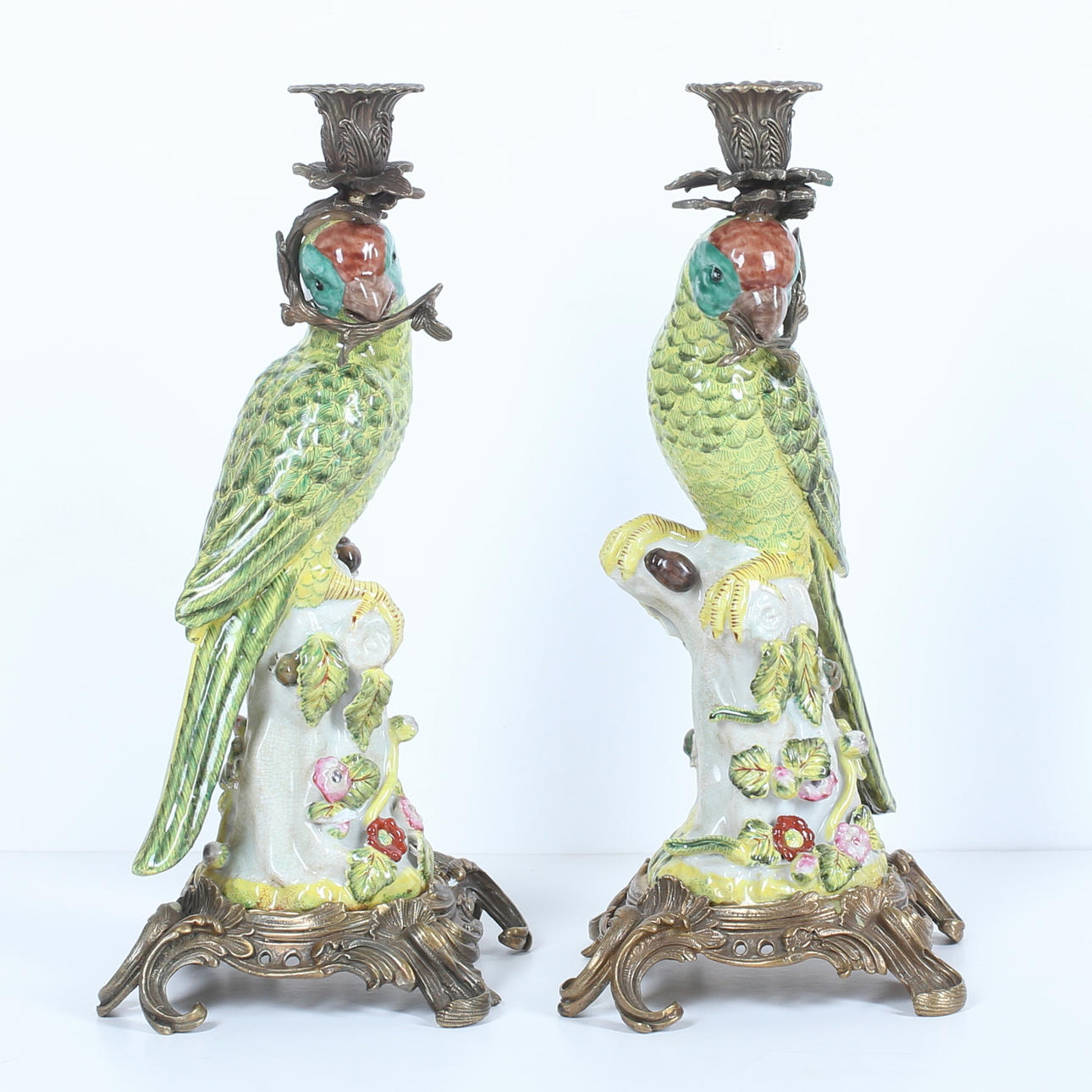 LJUSSTAKAR, ett par, skulpturer av papegojor, gulmetall/flintgods, 1900-tal.