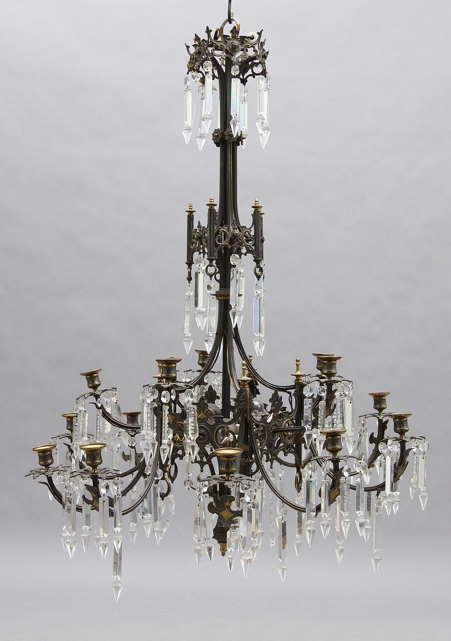 LJUSKRONA, nygotik, 1800-talets tredje kvartal. Höjd 110 cm.