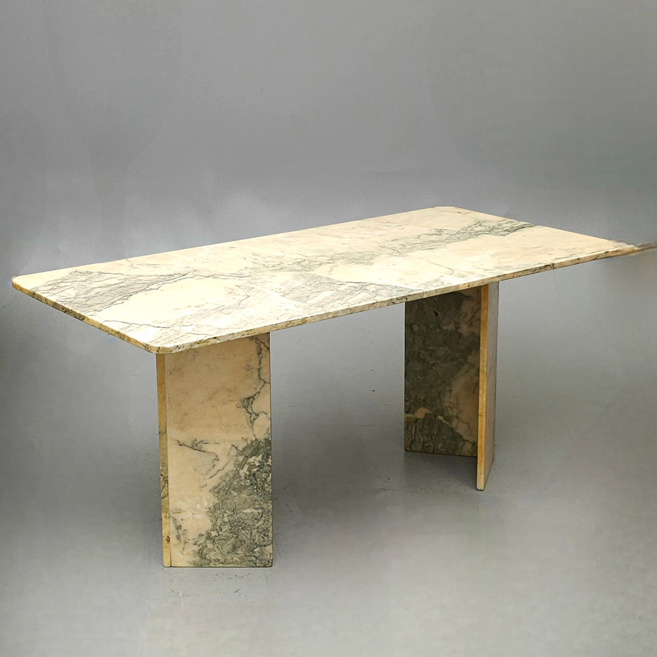 BORD I ROSA OCH BEIGE MARMOR.