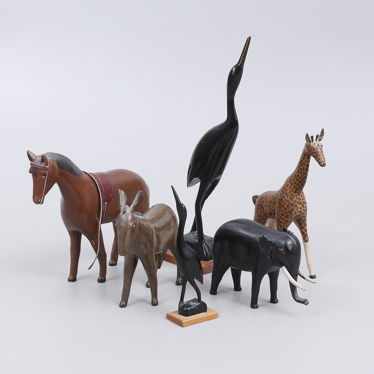 TRÄSKULPTURER, 6 st djur, 1900-tal.