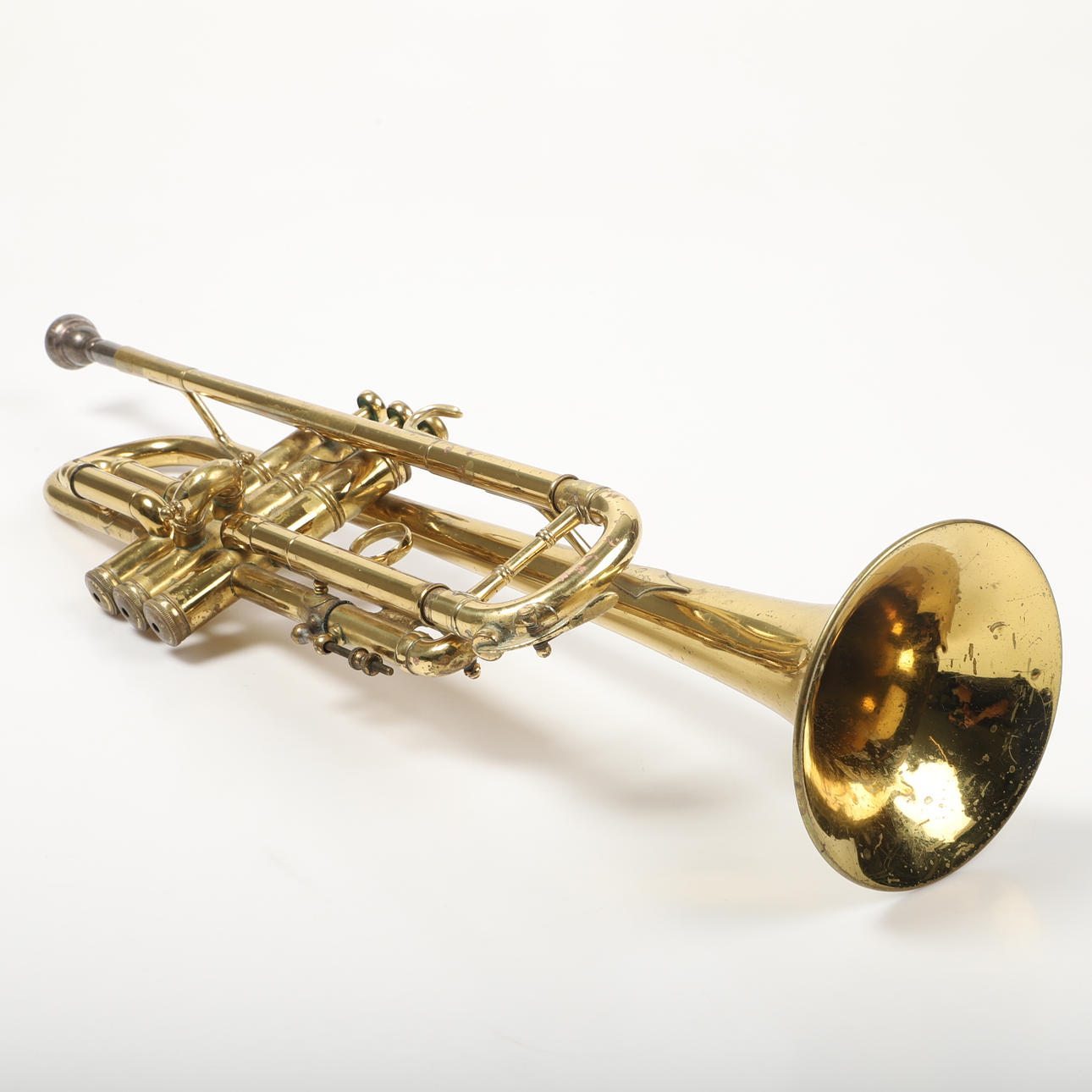 Una trompeta de bronce, Benge, siglo XX.