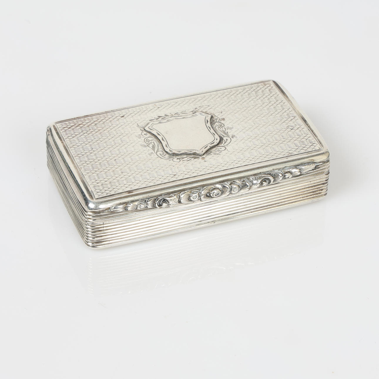 A VICTORIAN SILVER SNUFF BOX.