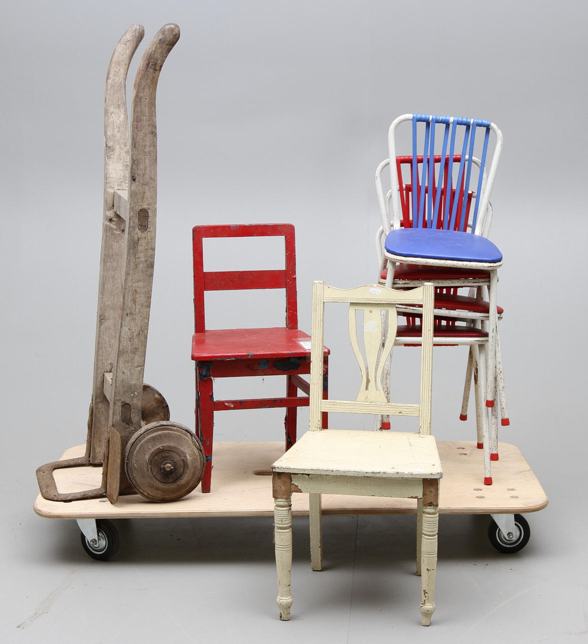 BARNSTOLAR, 6 st, samt säckkärra.