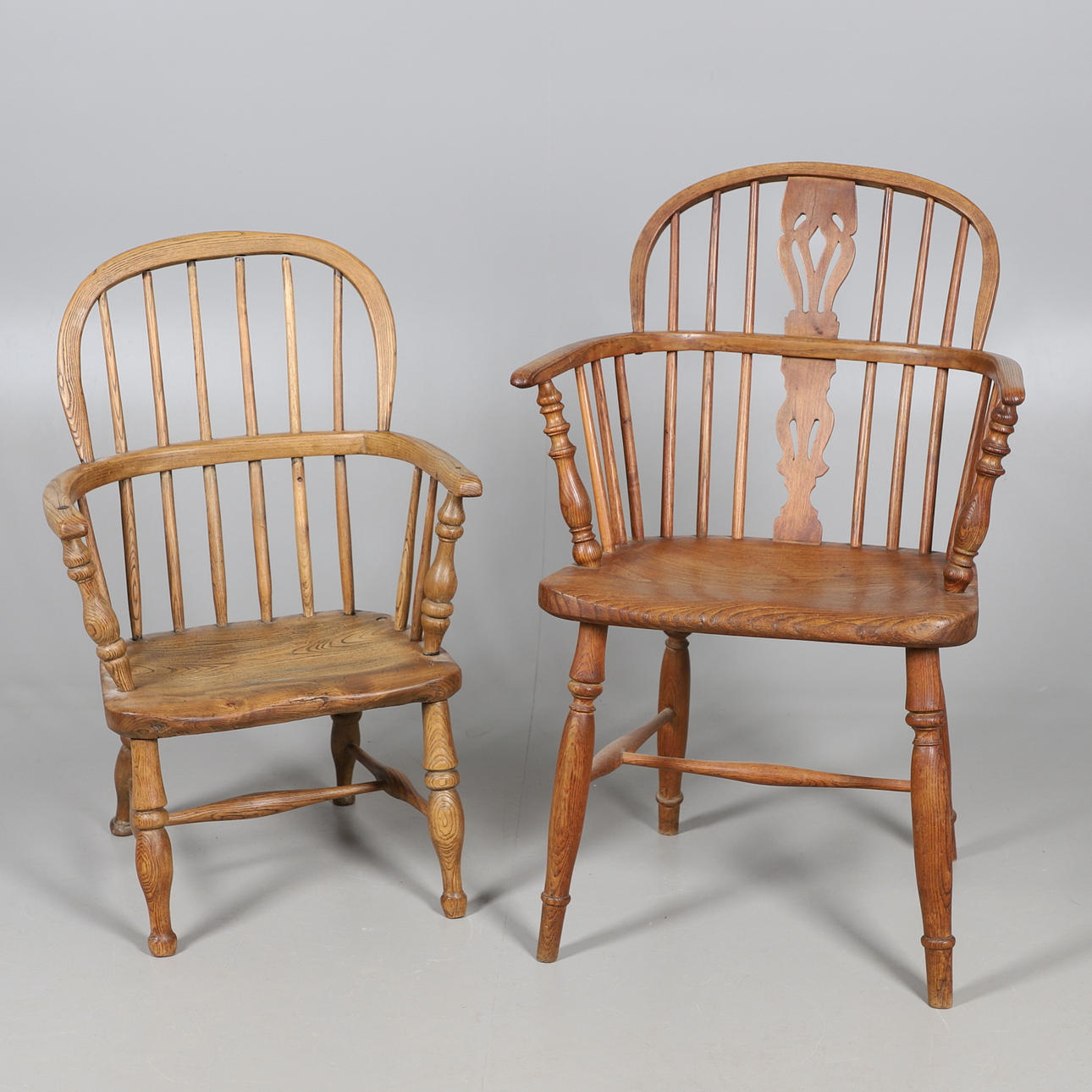 TVÅ EK- OCH ALM WINDSORSTOLAR.