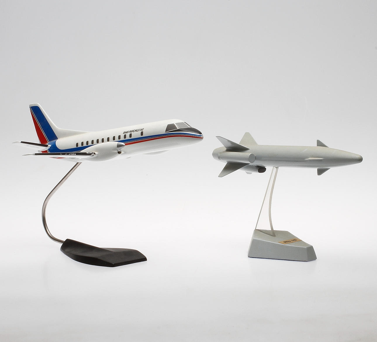 FLYGPLANSMODELL samt RAKET, SAAB, komposit, 1900-tal.