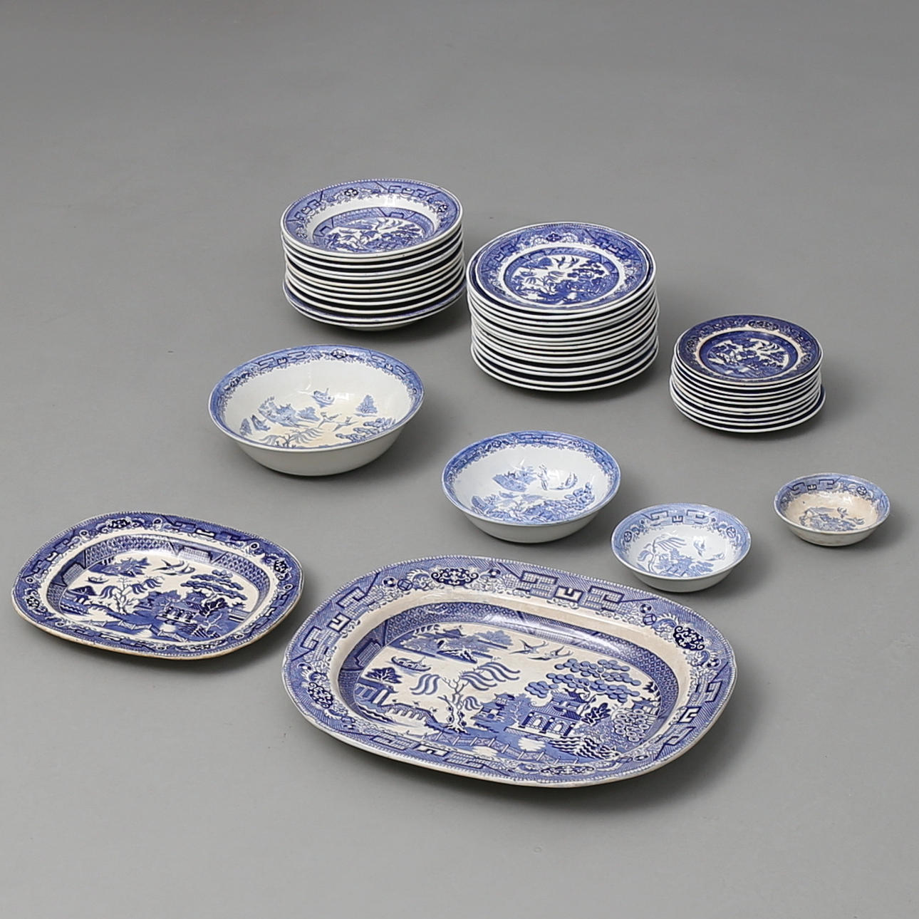 MATSERVISDELAR i flintgods, 43 st. Rörstrand "Willow" 1800-tal.