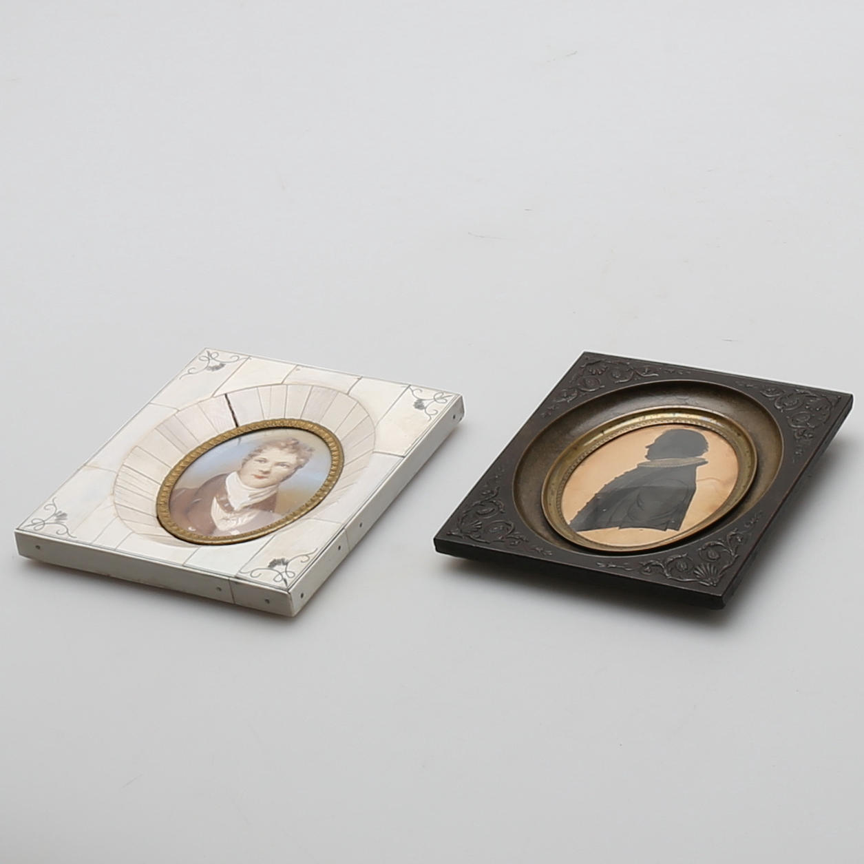 RAMAR, två st 1800-tal, ben och brons. En märkt HFV a Paris.