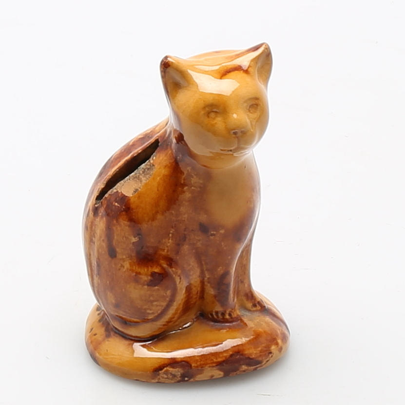 SPARBÖSSA, keramik i form av katt. 1800-tal, troligen Tillinge keramik.