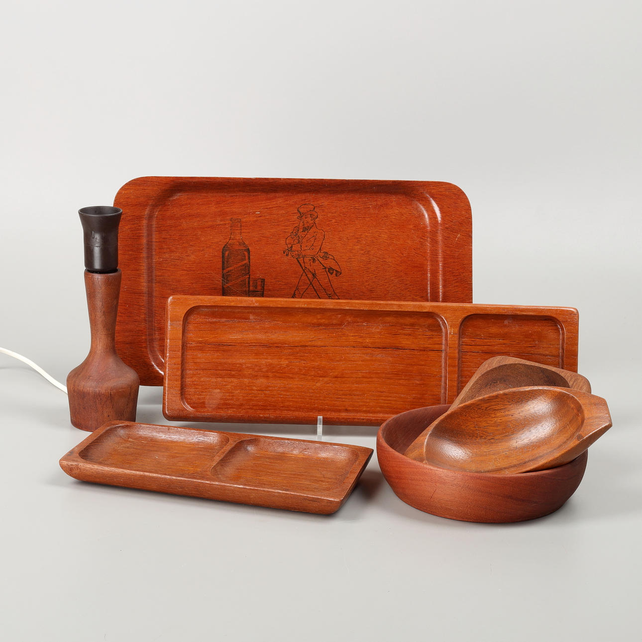 TABLETTS, SCHALEN, Lampe, 7 Stück, Teakholz, 1960er.