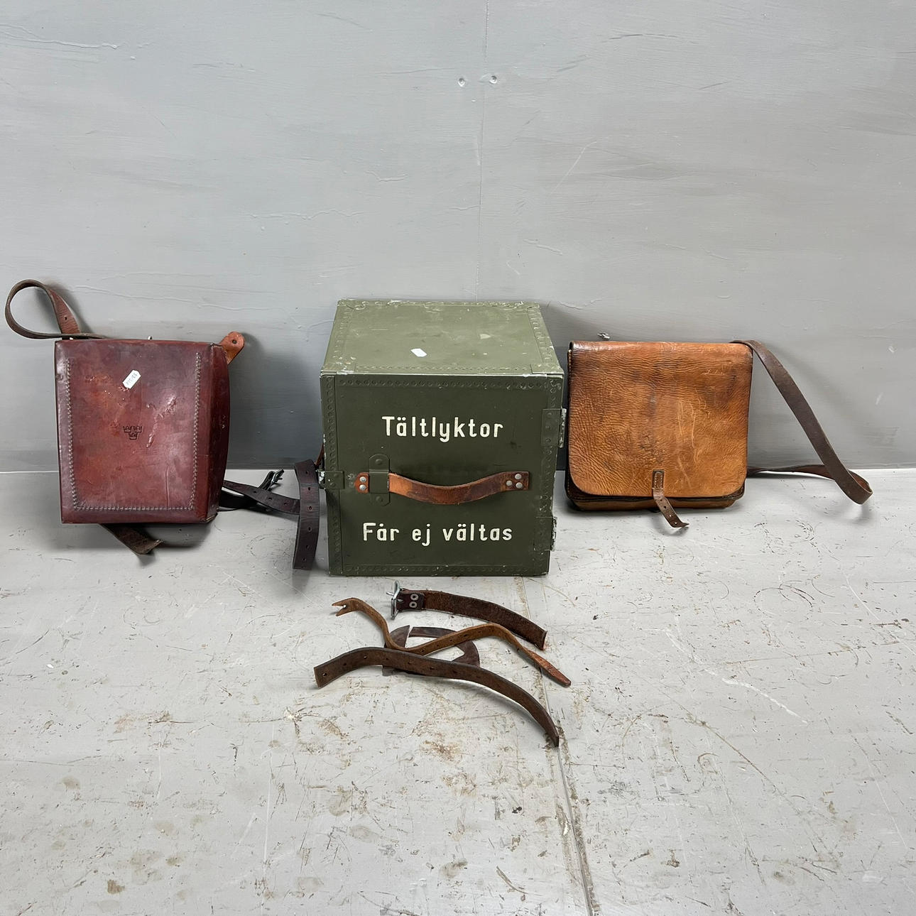 MOTORCYKELVÄSKOR OCH TRÄLÅDA, 3 st, militär, 1900-tal.