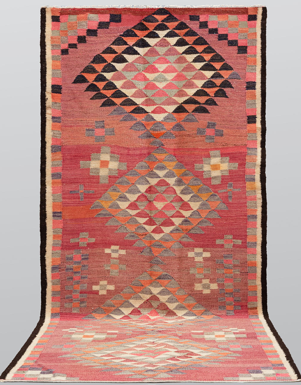 MATTA. Nomad kelim, ca 323 X 130 cm.